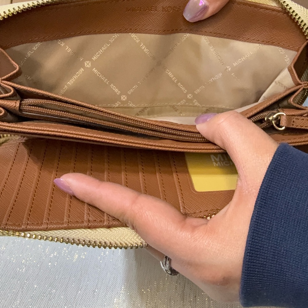 NWOT MICHAEL KORS WALLET - Picture 6 of 12